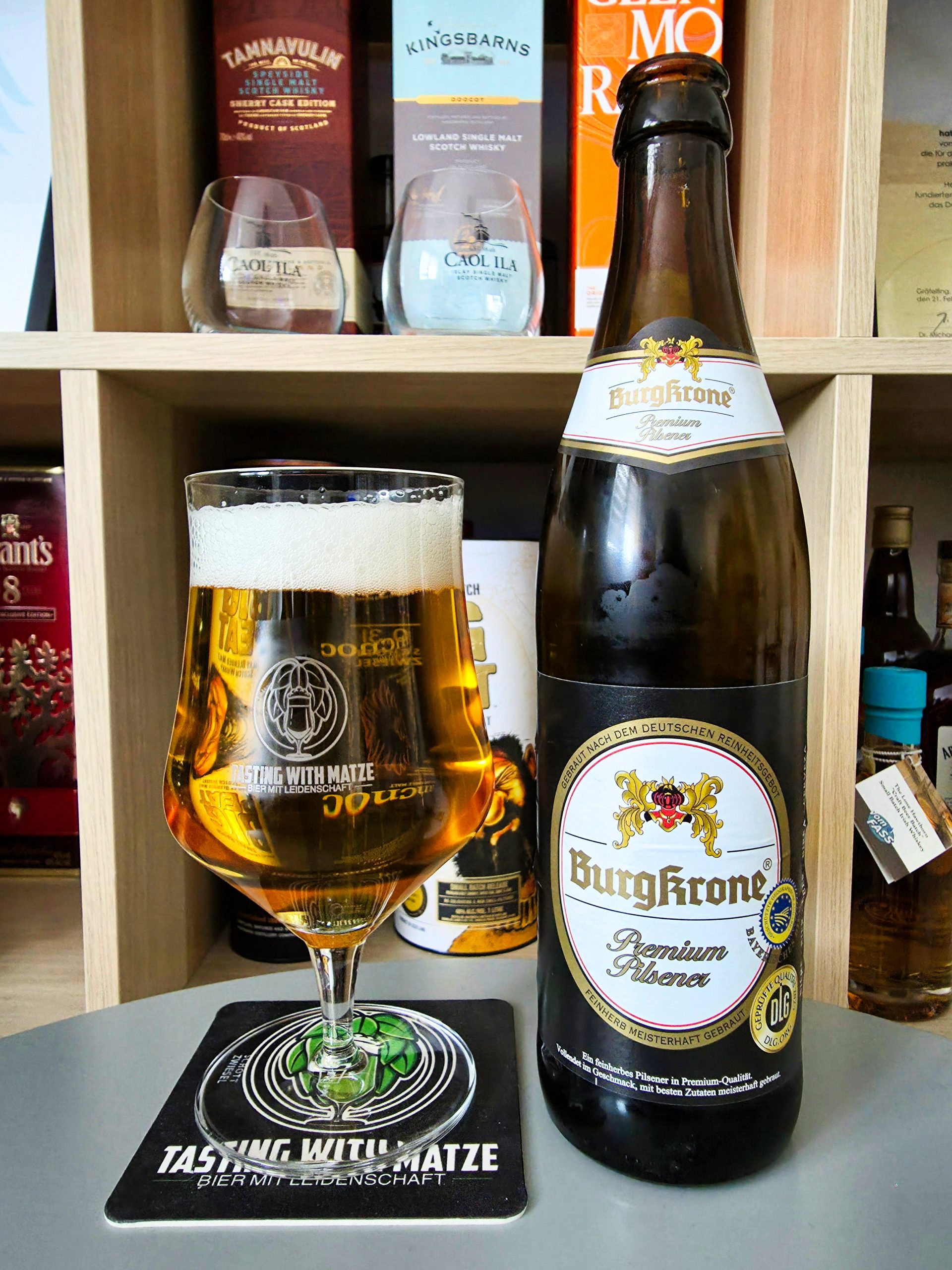 Burgkrone Premium Pilsner Flasche und Glas im Biersommelier Test