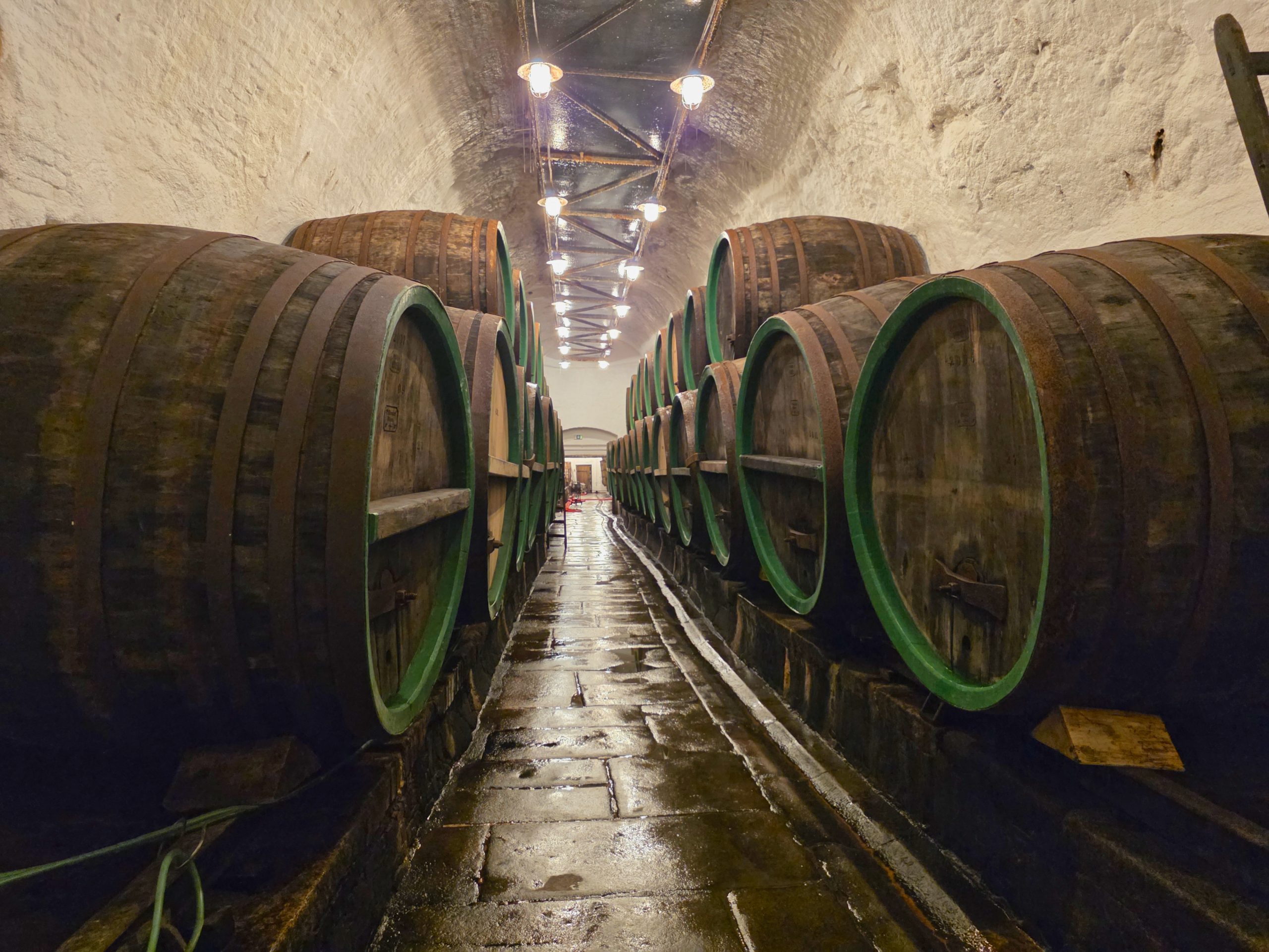 Historischer Sandsteinkeller mit ungefiltertem Pilsner Urquell