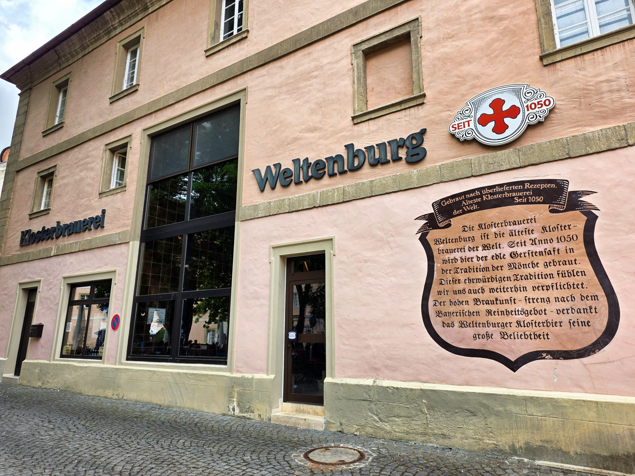 Die Klosterbrauerei Weltenburg von außen – historische Gebäude direkt am Donaudurchbruch