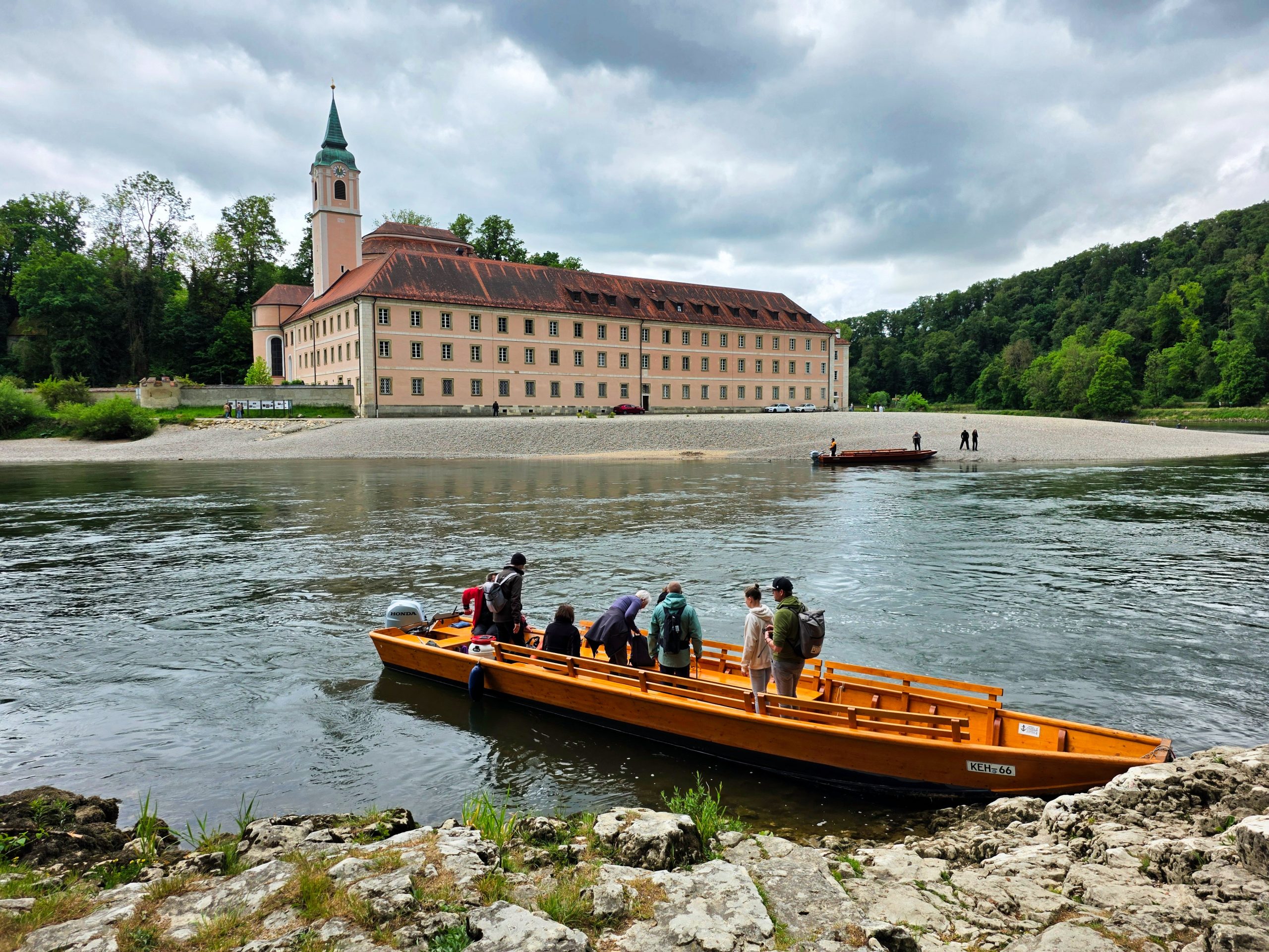 Zillaboot mit Kloster Weltenburg im Hintergrund auf der Donau