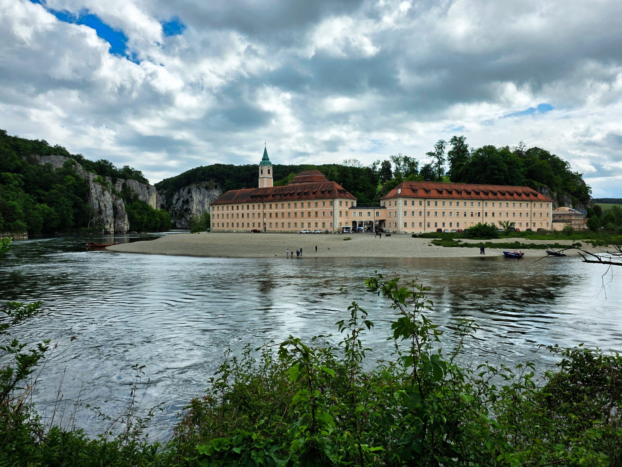 Kloster Weltenburg mit dem Donaudurchbruch und den Jurakalkfelsen der Weltenburger Enge im Hintergrund