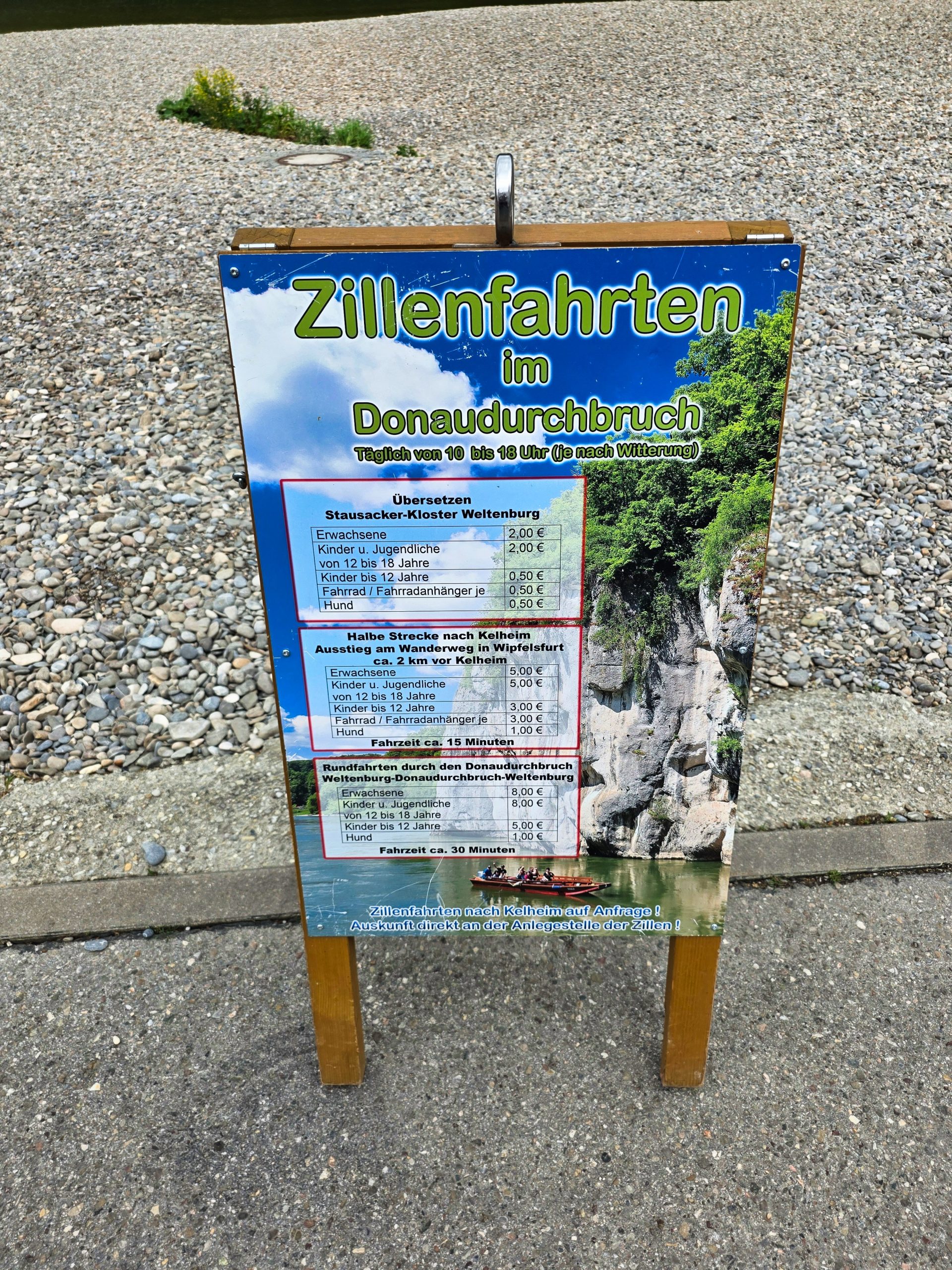 Preisschild der Zillefahrten am Donauufer bei Weltenburg