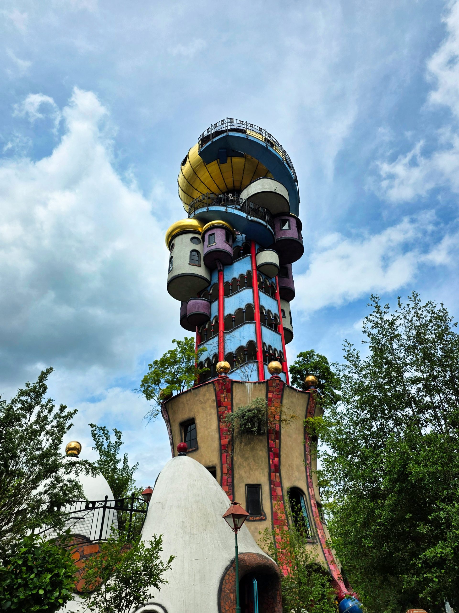 Der Kuchlbauer-Turm in Abensberg – 35 Meter hohes Hundertwasser-Architekturprojekt mit goldenen Kuppeln und farbiger Fassade