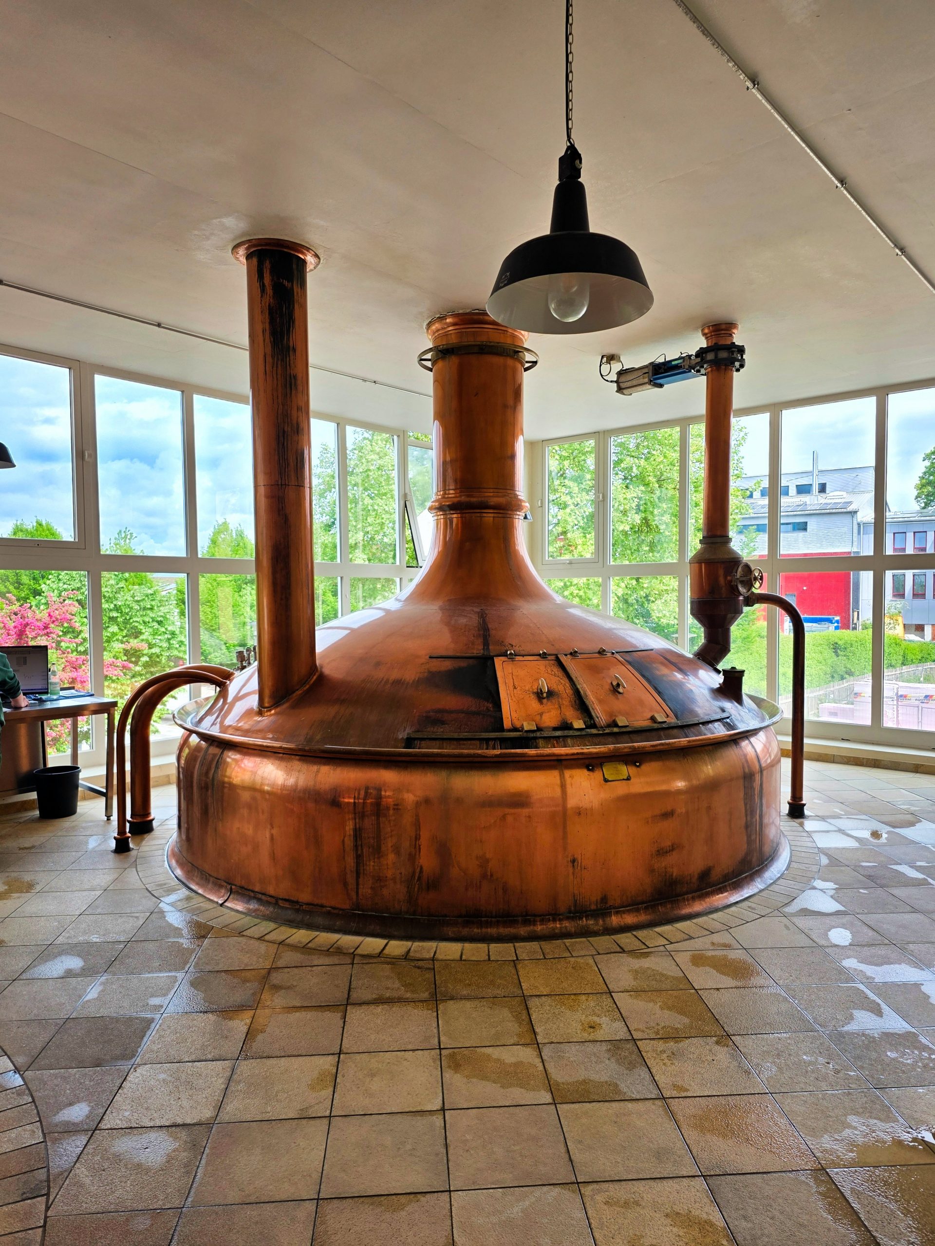 Das Sudhaus der Brauerei Kuchlbauer – glänzende Kupferkessel und der Duft von Malz und Hopfen