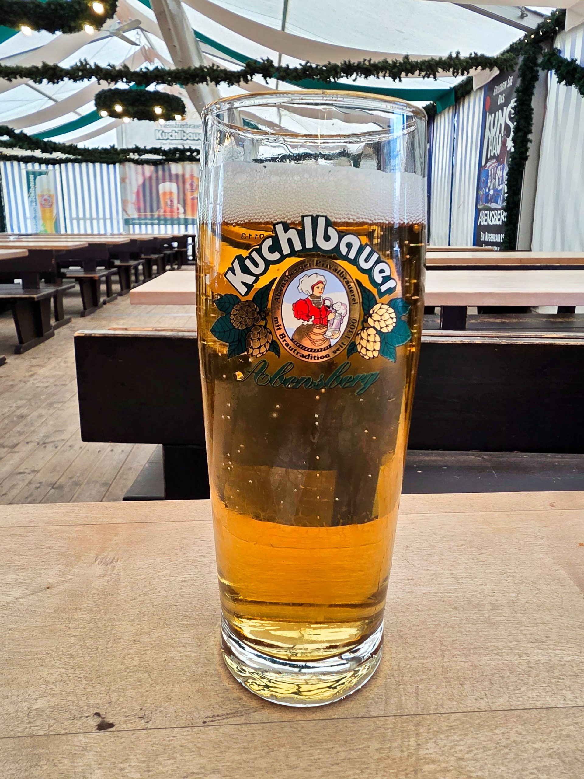 Kuchlbauer Helles im Glas – goldgelb, naturtrüb, mit cremiger Schaumkrone