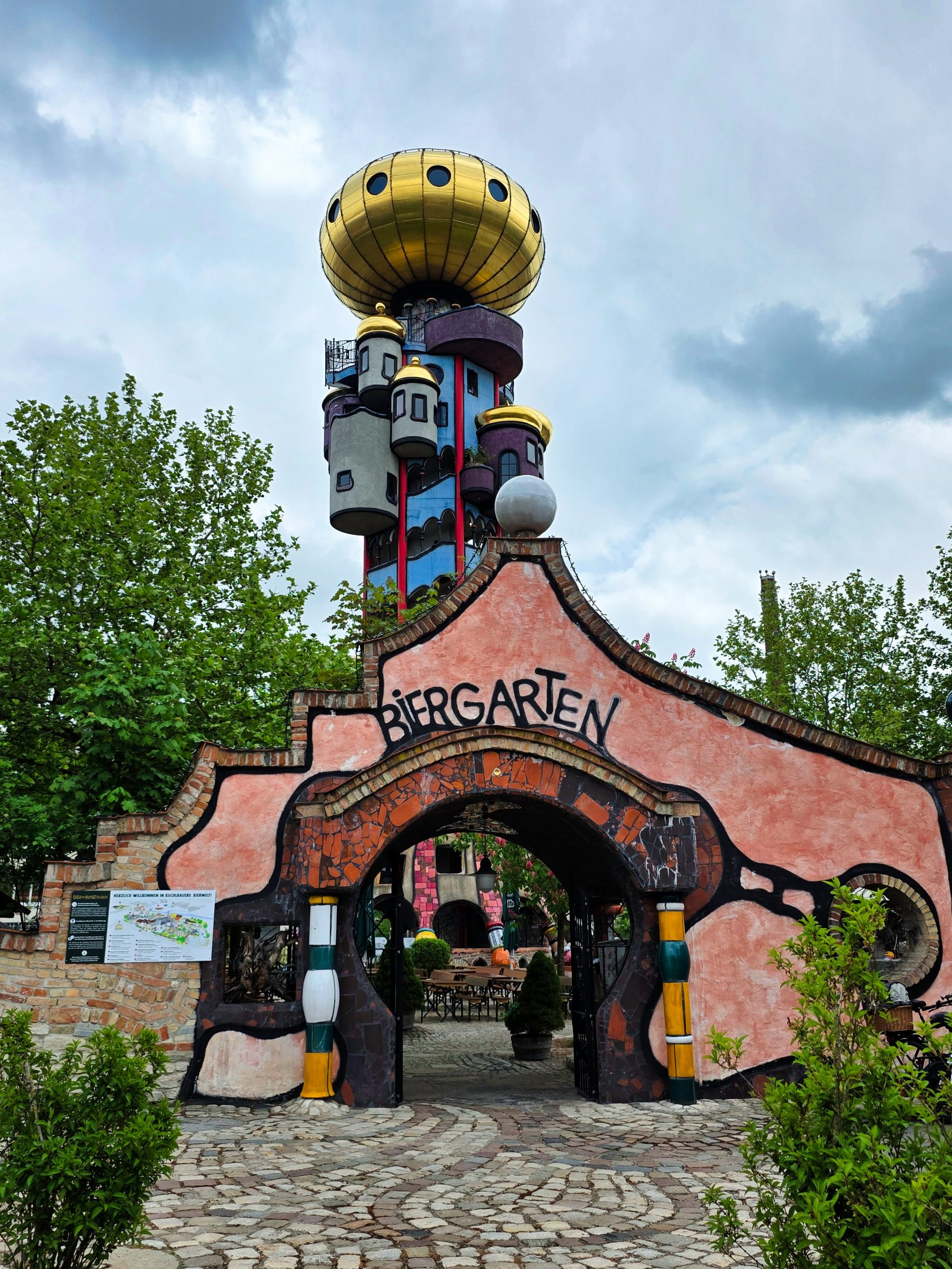 Biergarten der Brauerei Kuchlbauer am Fuße des Hundertwasser-Turms in Abensberg – mit Weißbier und Blick auf das Wahrzeichen