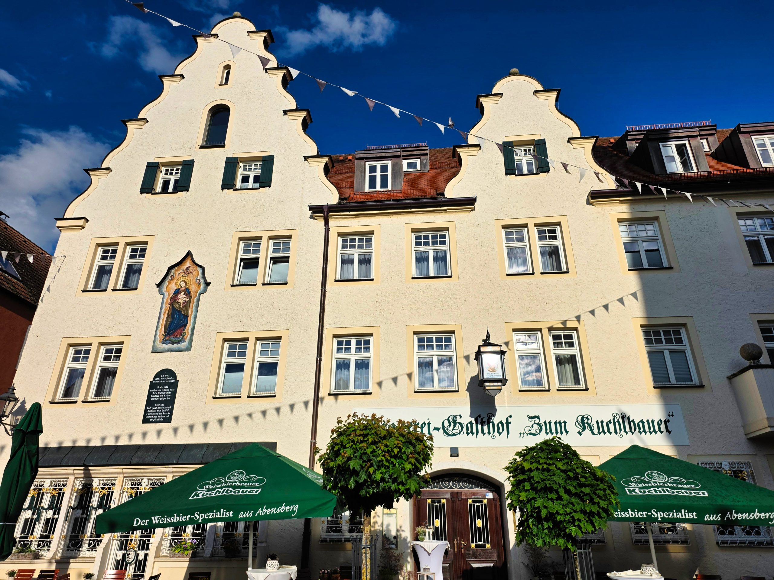 Der Brauereigasthof zum Kuchlbauer in Abensberg von außen – direkt auf dem Brauereigelände mit traditioneller bayerischer Architektur
