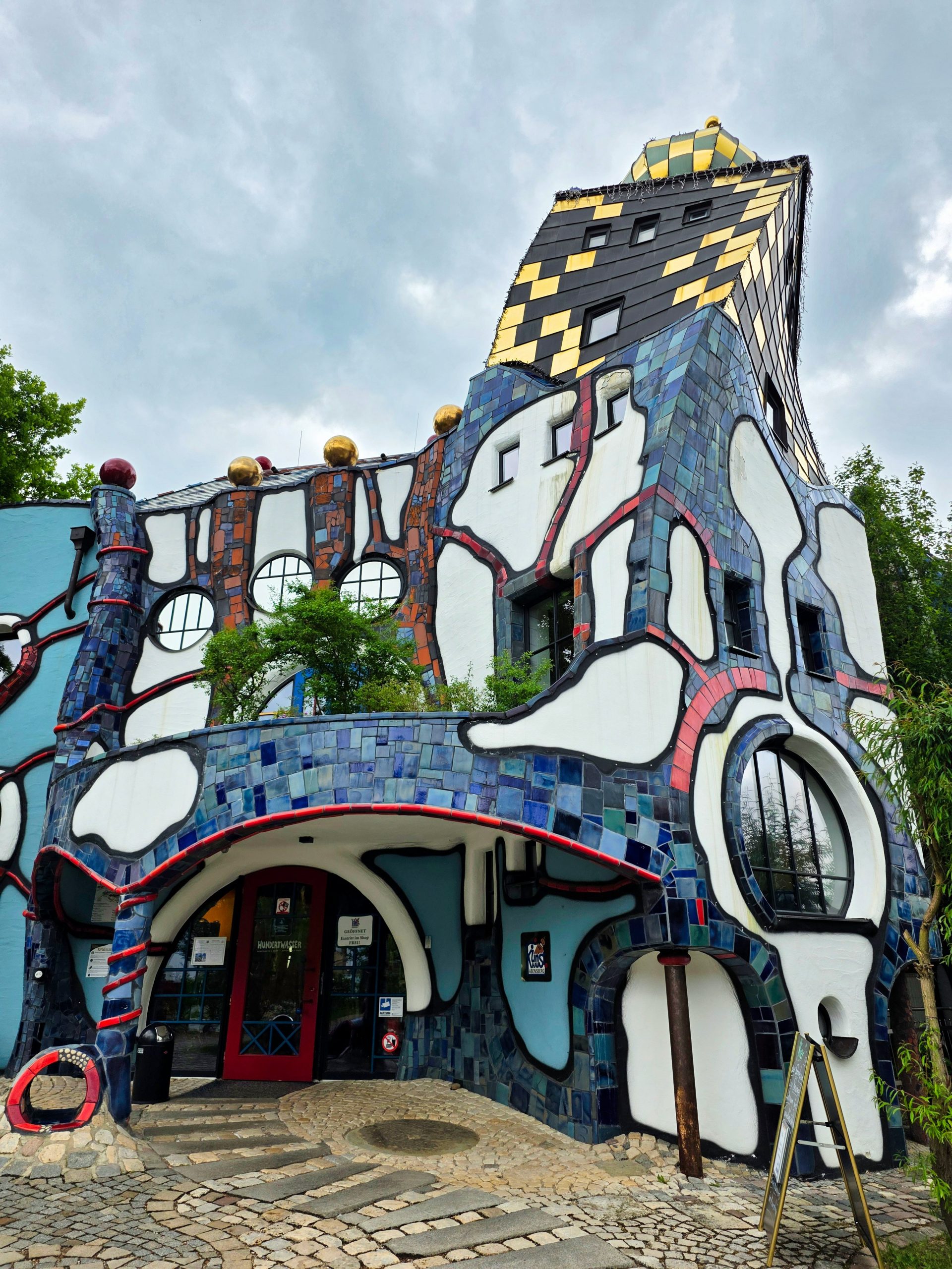Das KunstHausAbensberg von außen – das dem Werk und Leben Hundertwassers gewidmete Museum neben der Brauerei