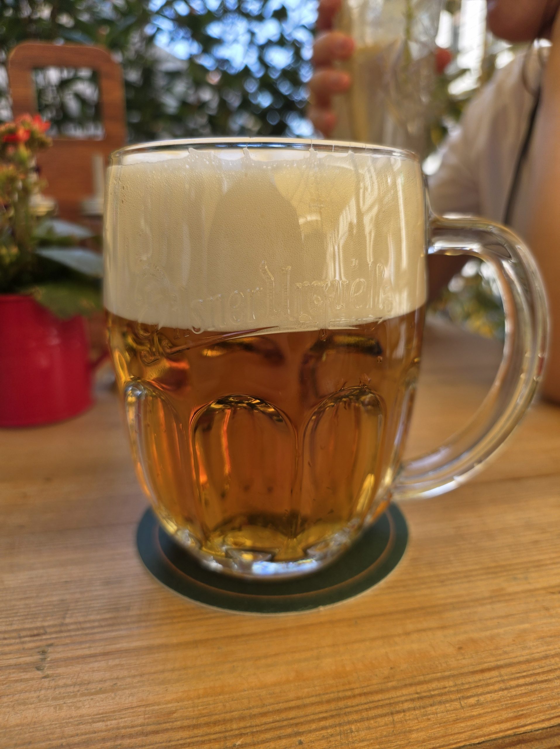 Perfekt gezapftes Pilsner Urquell Tankbier mit Hladinka Schaumkrone in Prag