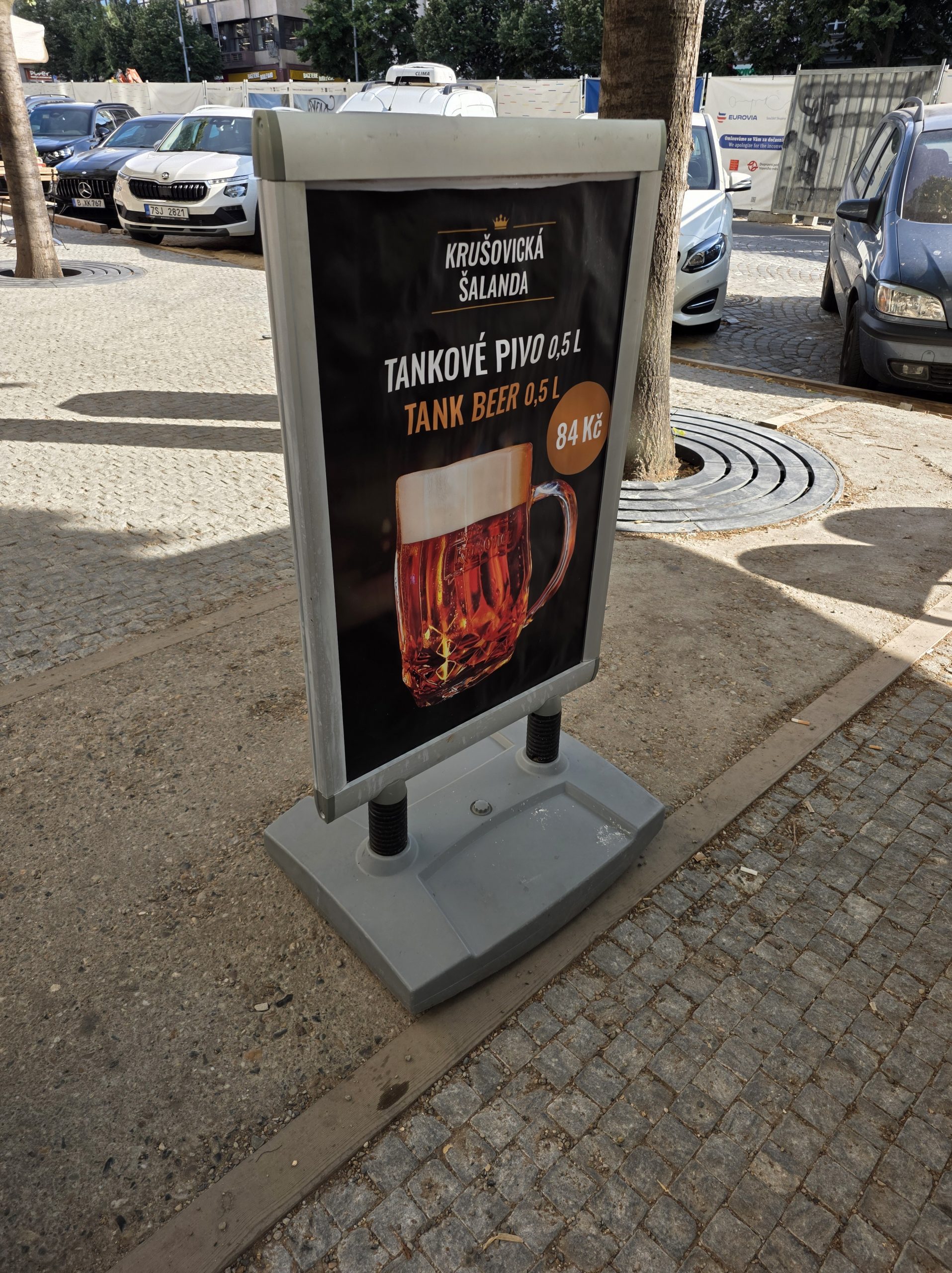 Tankbier Krušovice Schild am Wenzelsplatz für 84 CZK