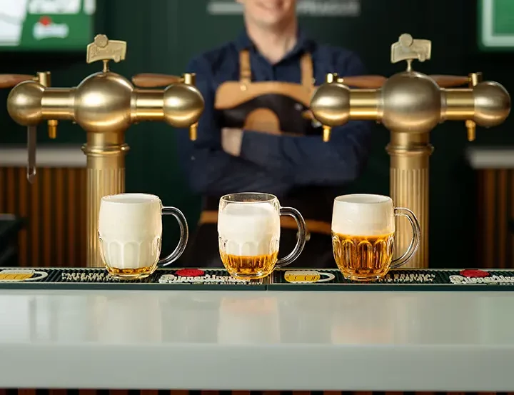 Tapster-Profi zapft Pilsner Urquell in Hladinka, Šnyt und Mlíko in der Tapster Academy Prag
