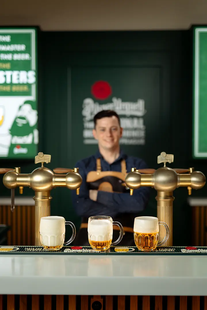 Tapster-Profi zapft Pilsner Urquell in Hladinka, Šnyt und Mlíko in der Tapster Academy Prag