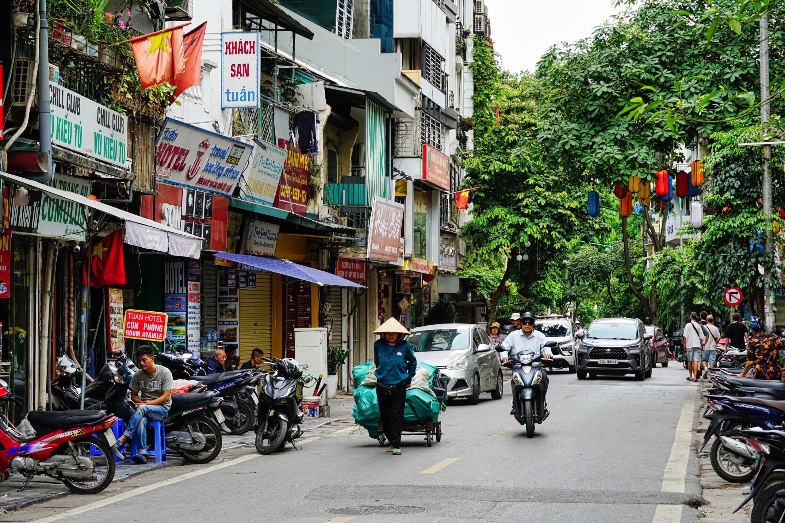 Typisches Straßenbild in Hanoi mit Bia Hoi Lokalen