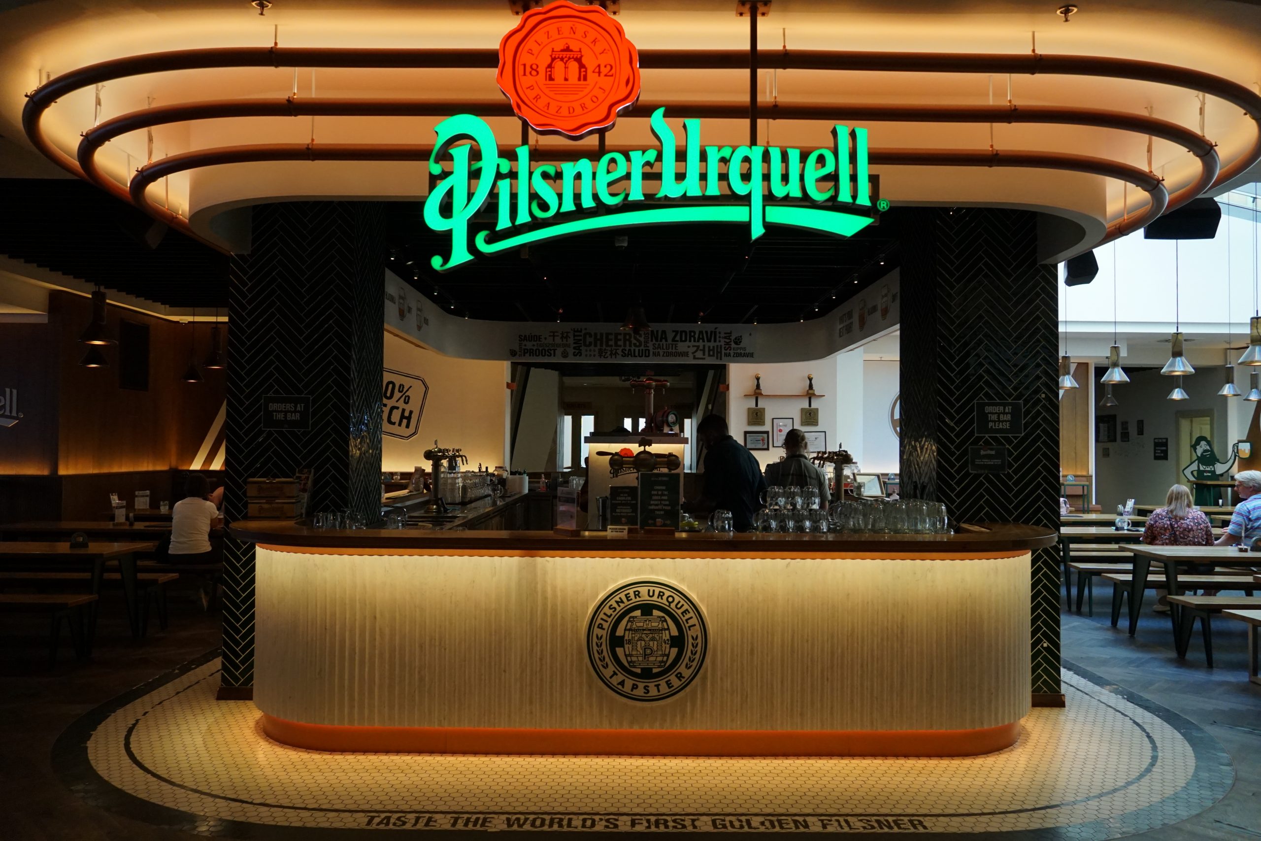 Tapster Academy Prag: Tresen der Pilsner Urquell Experience mit Markenlogo