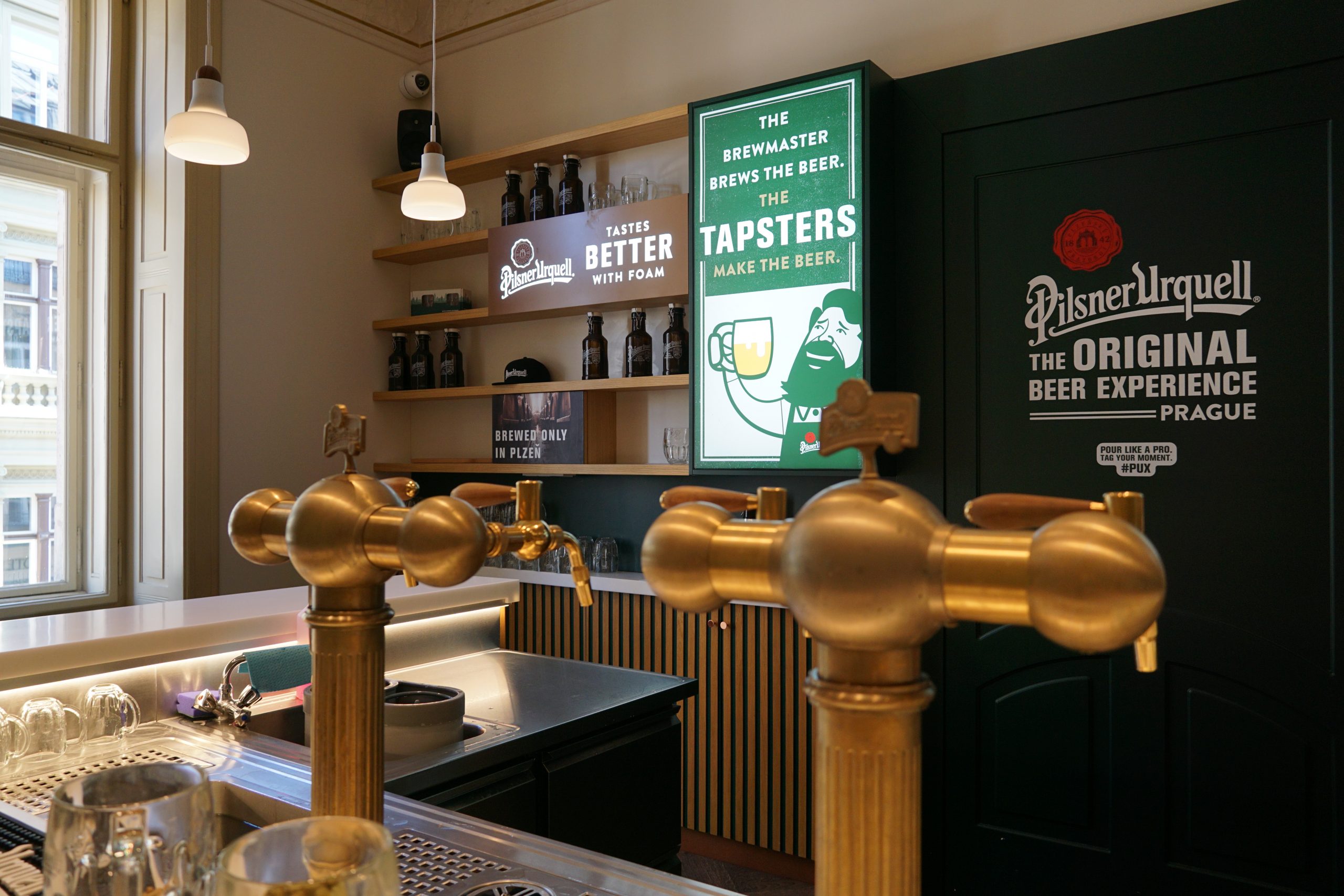 Tapster Academy Prag: mehrere Lukr-Zapfhähne, an denen Teilnehmer Bier zapfen lernen