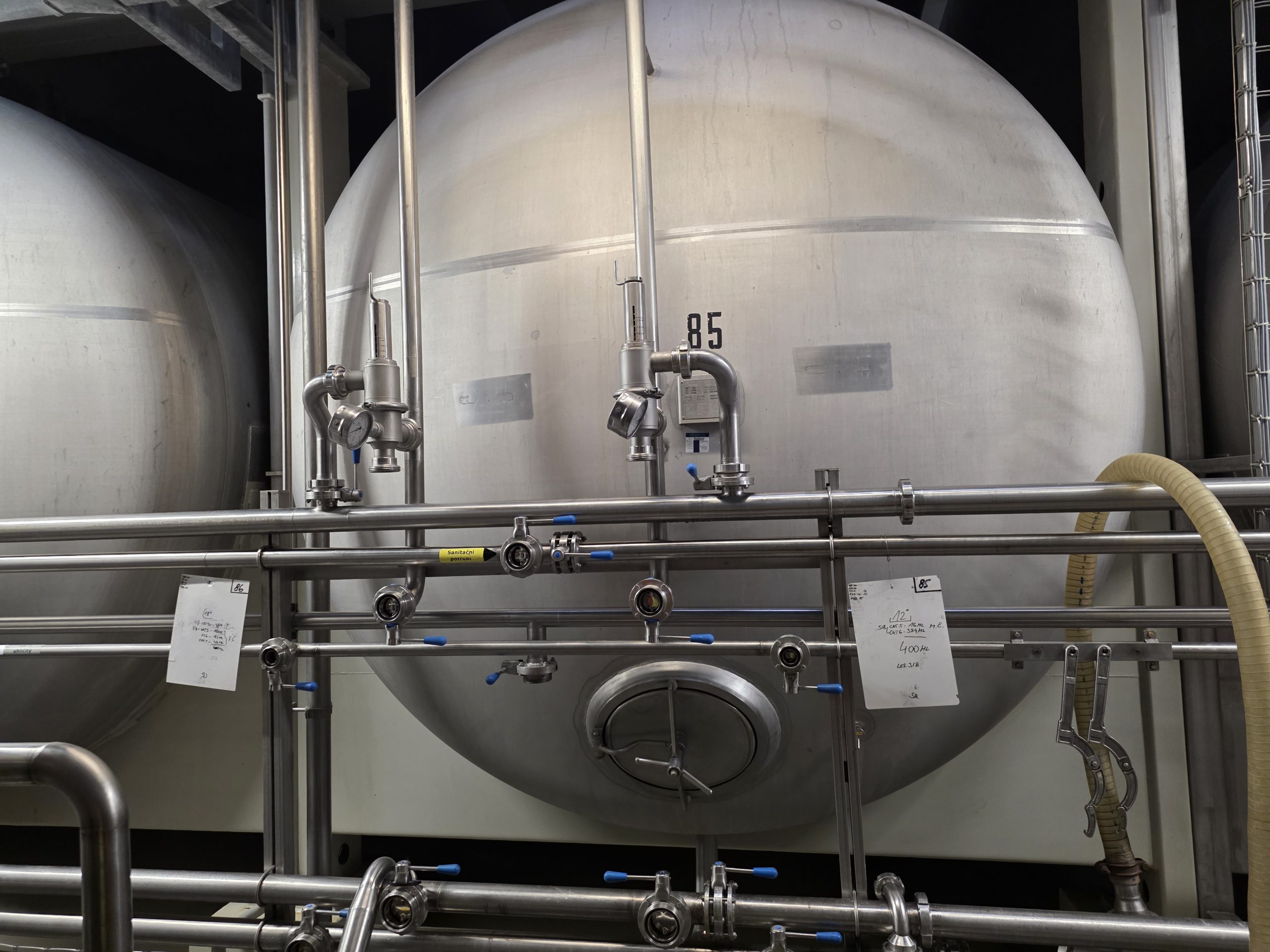 Ein großer Lagertank der Brauerei Pivovar Bernard
