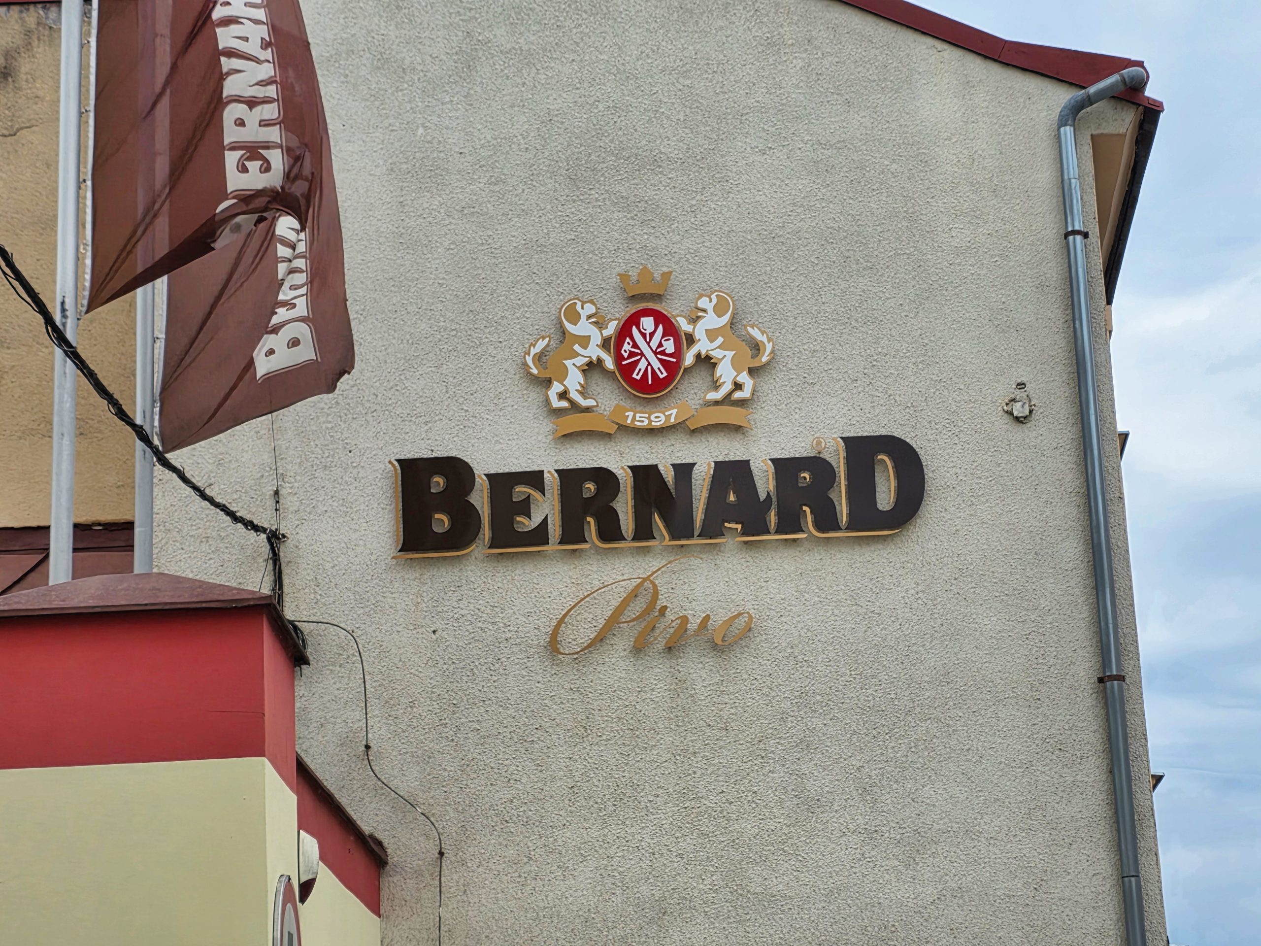 Logo der Pivovar Bernard Brauerei am Gebäude in Humpolec Tschechien