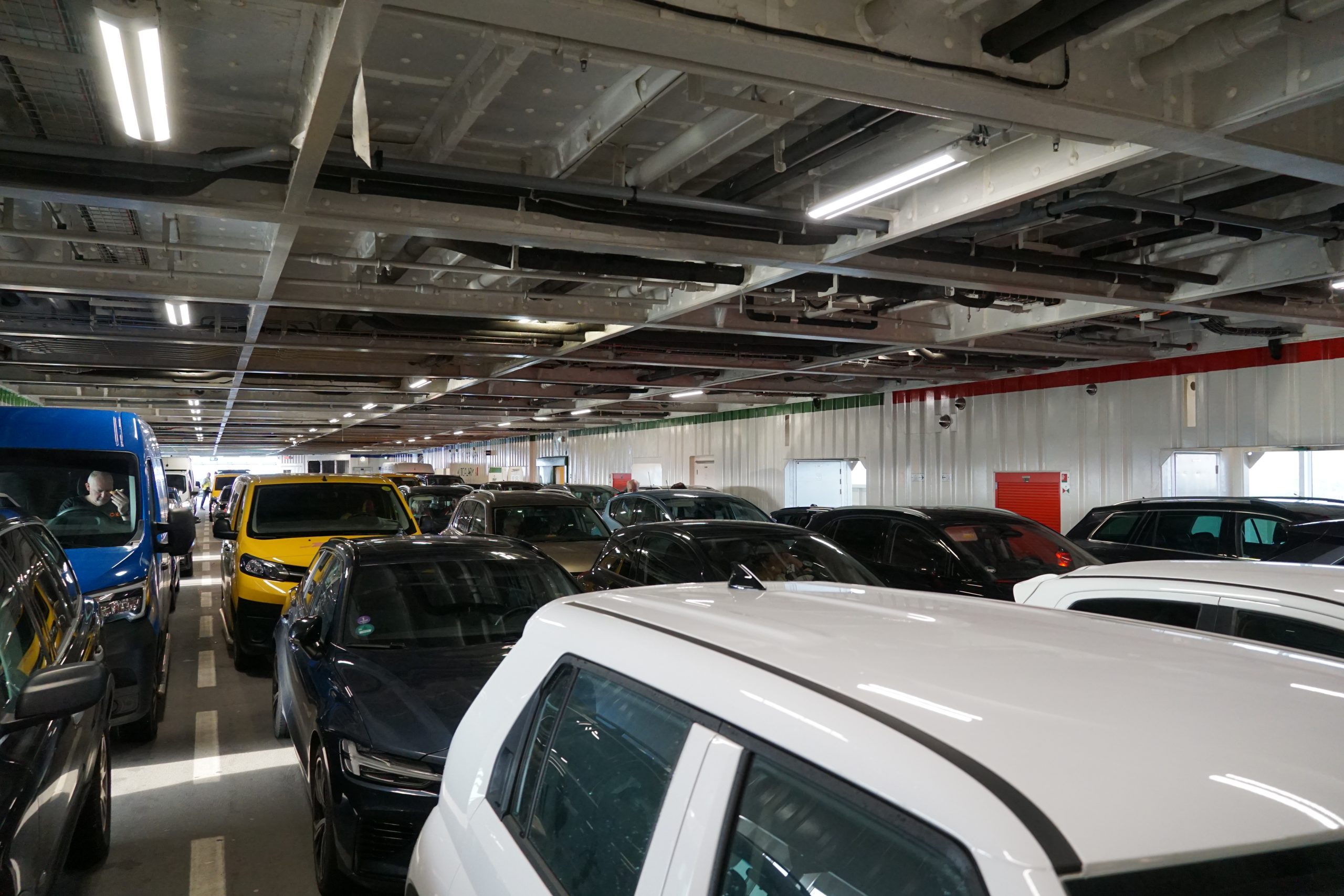 Autos auf der TESO-Fähre von Den Helder nach Texel