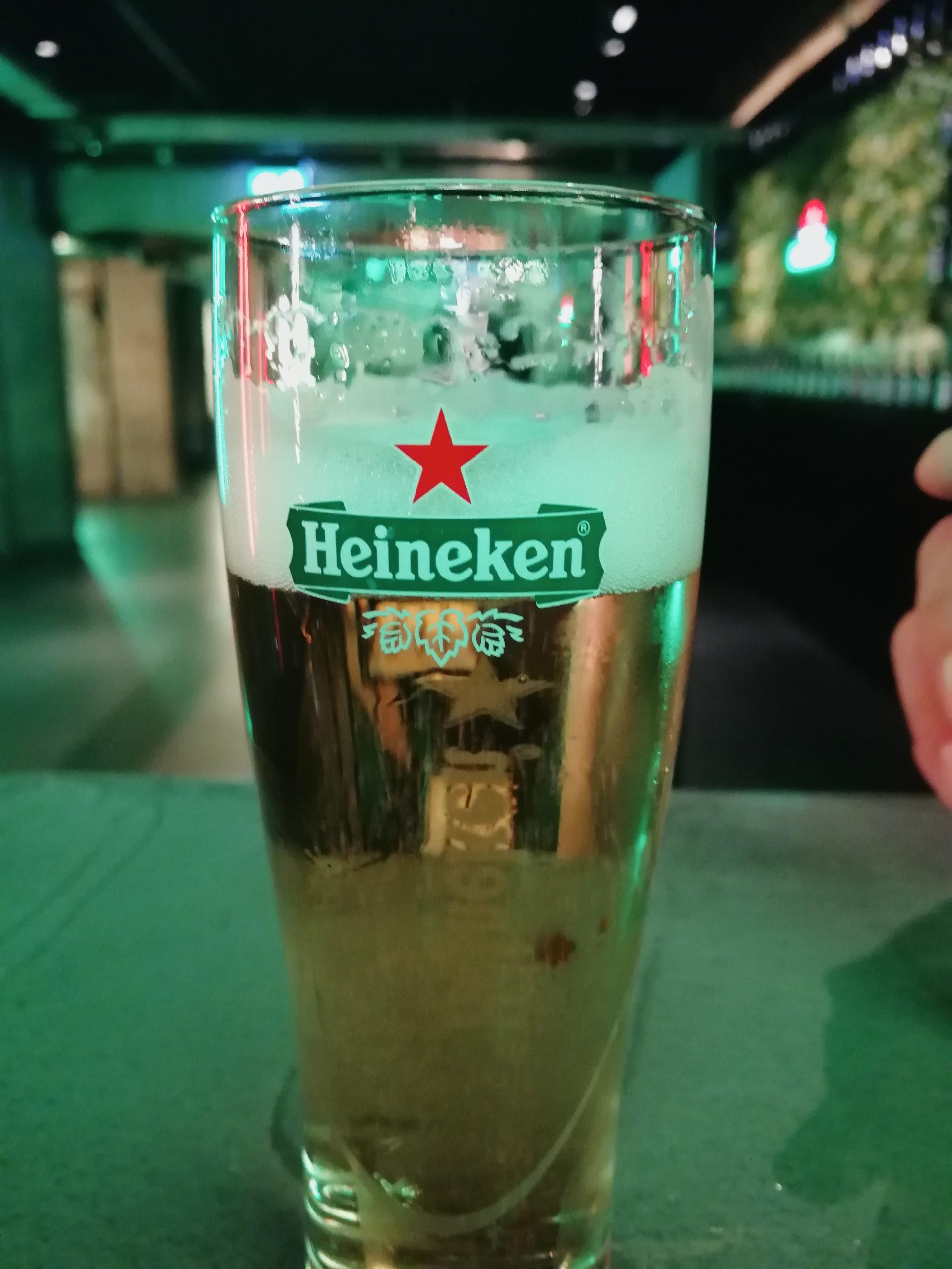Heineken Bier Verkostung am Ende der Tour in der Heineken Experience Amsterdam